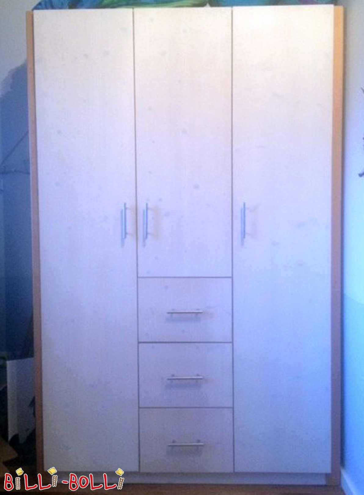 Šatní skříň 3-dveřová, smrk bílá glazovaná (Kategorie: Použitá palanda)