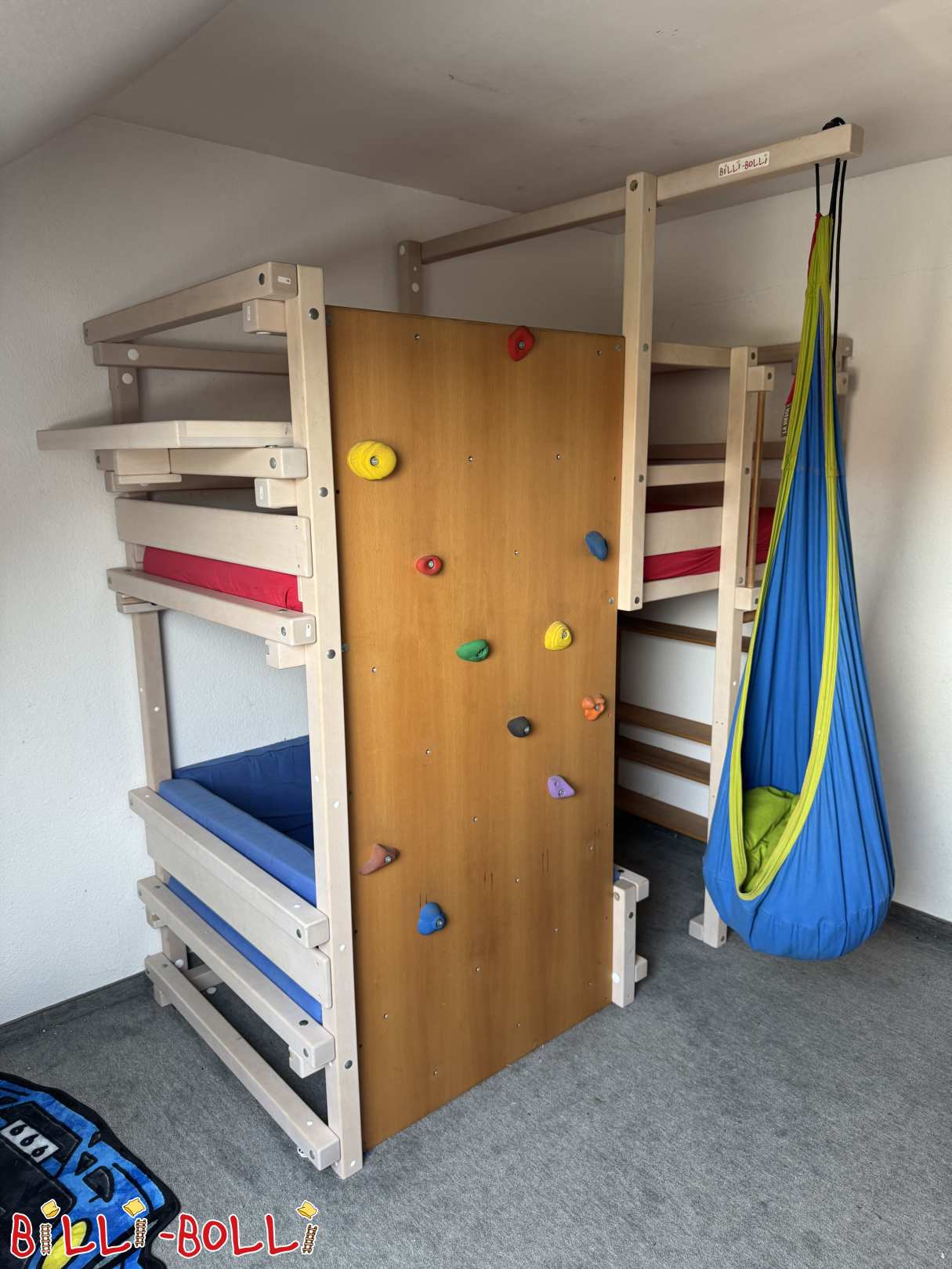 Acogedora cama esquinera de 90 x 200 cm con muro de escalada, barra balancín y estantería (Categoría: Cama con esquina de relax de segunda mano)