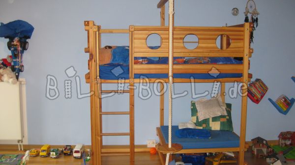 Umiljati kutni krevet od bora (Kategorija: Korišten krevet u potkrovlju)