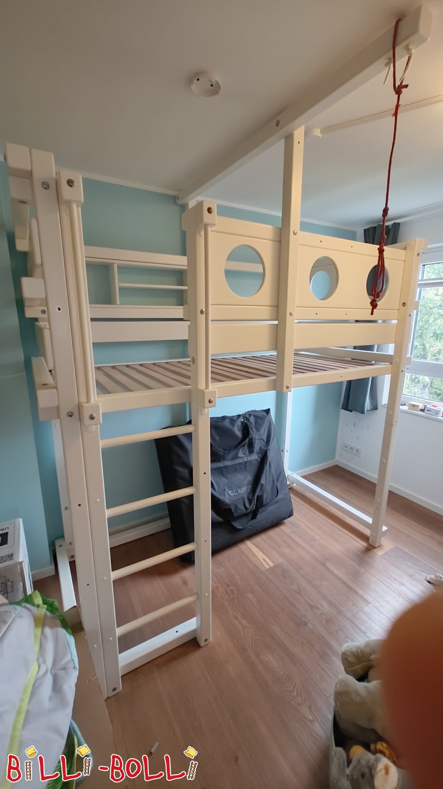 Letto a castello con assi a oblò + mensola in faggio laccato bianco (Categoria: Letto a soppalco trasformabile di seconda mano)