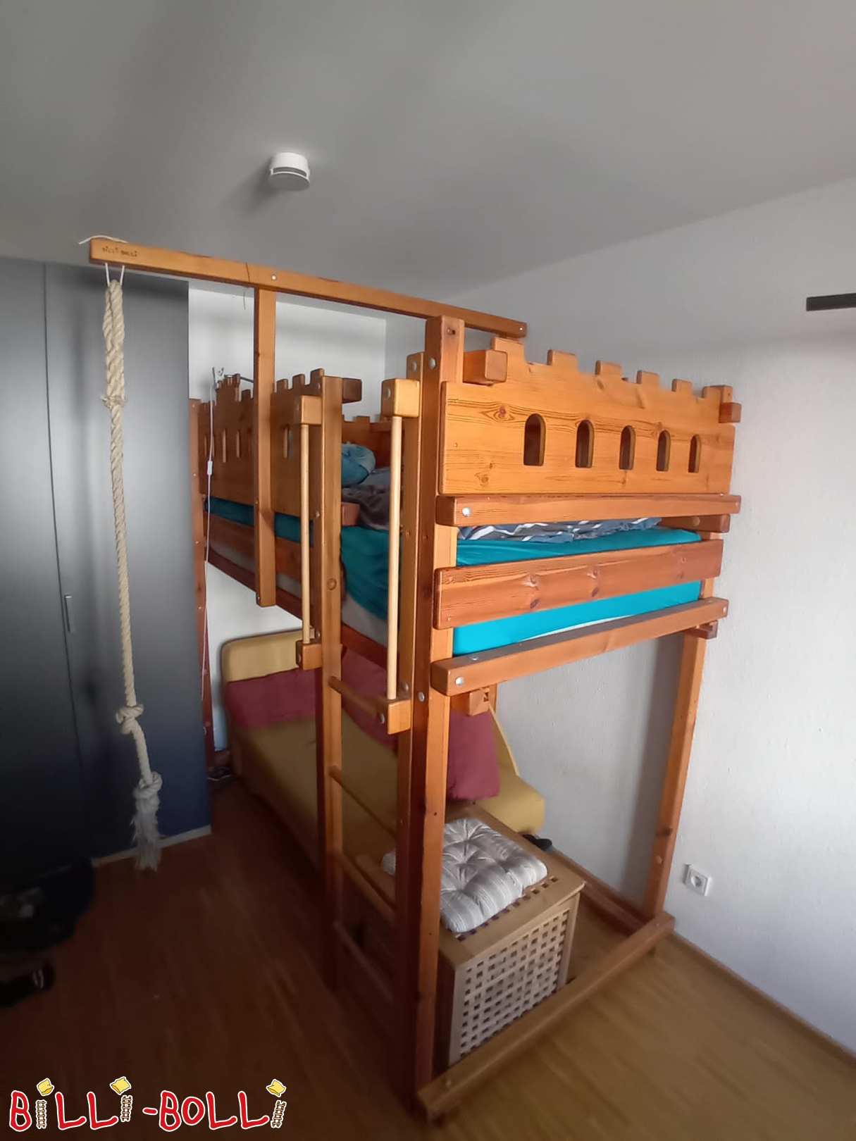 meegroeibed op zolder met planken met piratenthema en klimtouw (Categorie: Groeiende hoogslaper gebruikt)