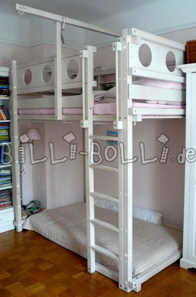 Billi-Bolli tetőtéri ágy, amely a gyermekkel együtt nő - üvegezett fehér matraccal (Kategória: Tetőtéri ágy használt)