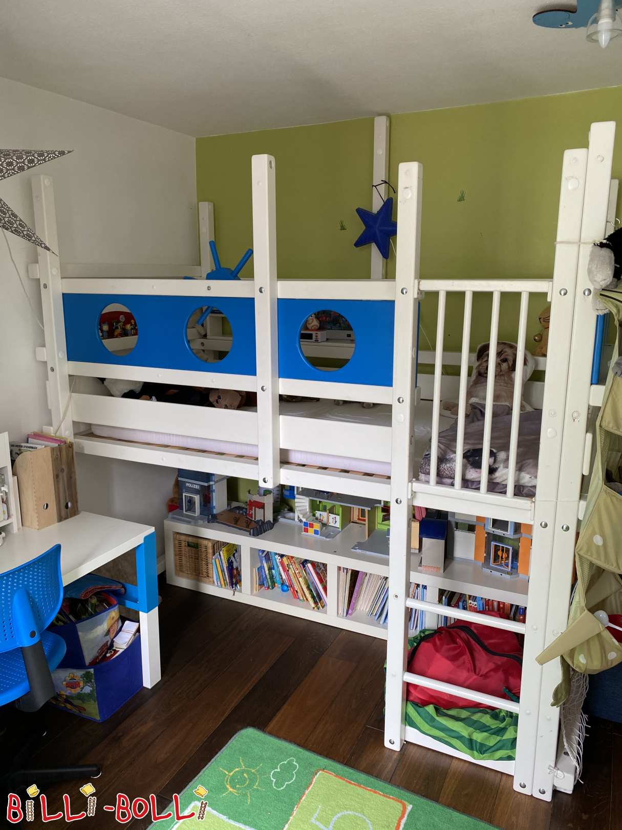 Loftová posteľ, ktorá rastie s dieťaťom s poschodovými doskami natretými bielou borovicou (Kategória: Vysoká posteľ rastúca s dieťaťom used)