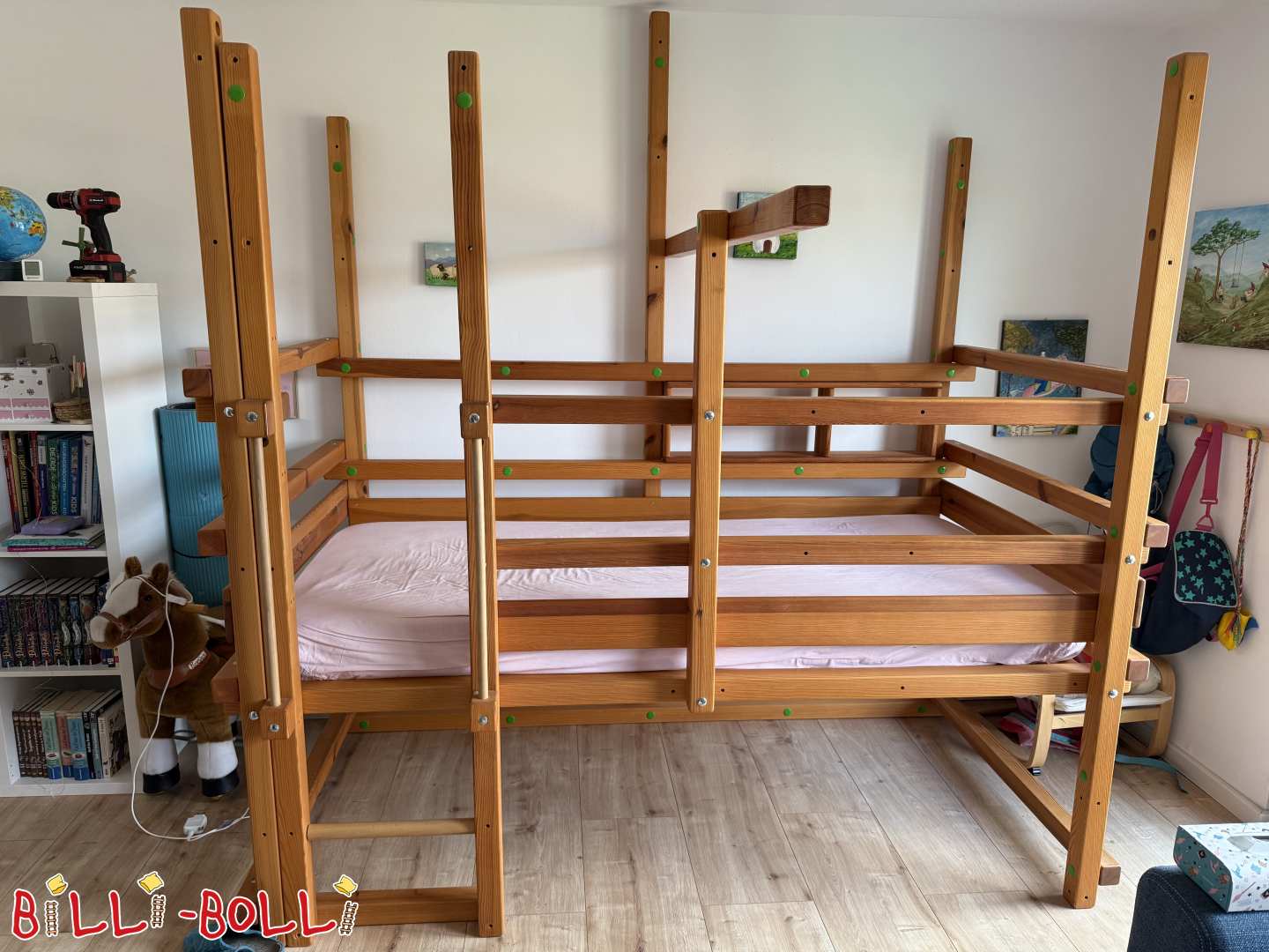 Cama alta ajustável 100x200 cm, pinho com acabamento mel oleado e prateleiras (Categoria: Cama alta que cresce com a criança usada)