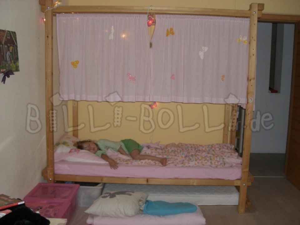 Tetőtéri ágy, amely a gyermekkel együtt nő 90 x 190 cm, olajozott viaszos lucfenyő (Kategória: Tetőtéri ágy használt)