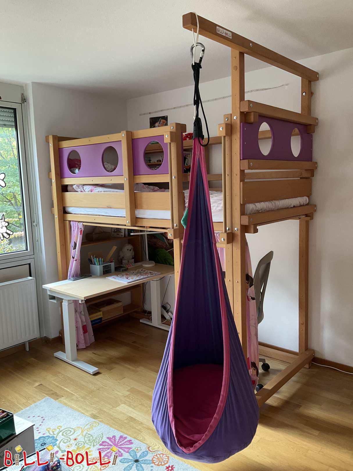 Cama alta 90x200, faia com vigias roxas e gruta suspensa que cresce com a criança (Categoria: Cama alta que cresce com a criança usada)