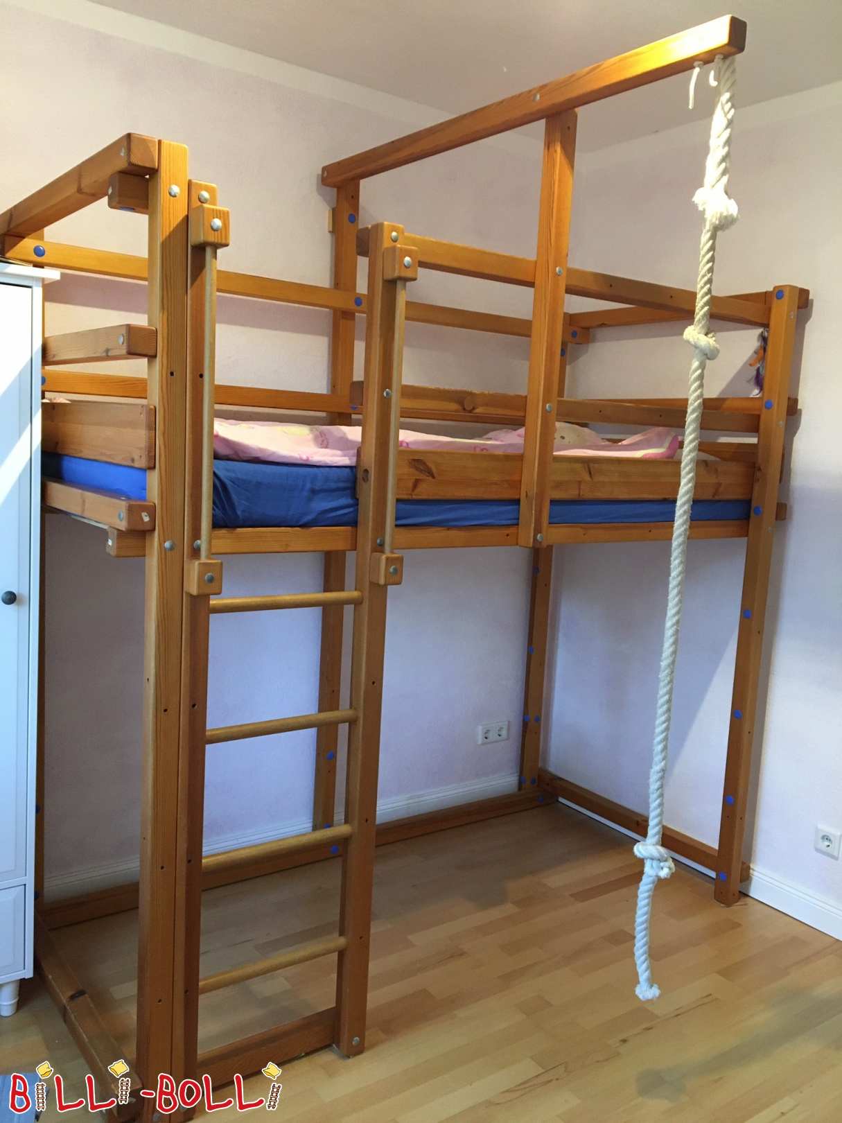 Rosnące łóżko na poddaszu z sosny w Dreźnie (Kategoria: Używane łóżko na poddaszu)