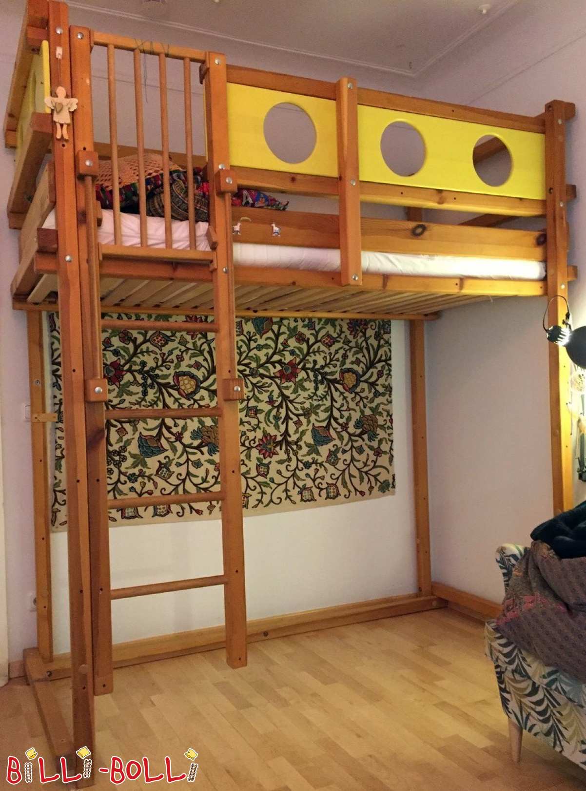 पाइन से बना मचान बिस्तर जो म्यूनिख में बच्चे के साथ बढ़ता है (कोटि: मचान बिस्तर का इस्तेमाल किया)