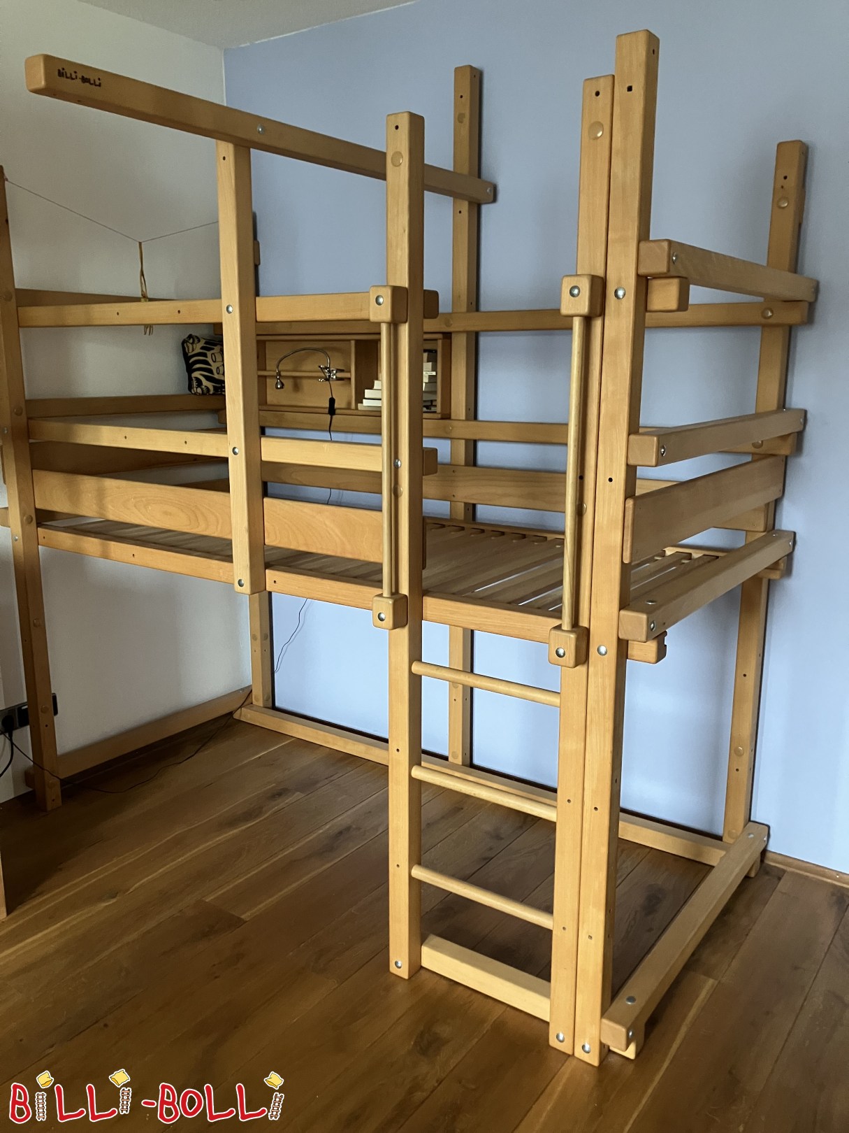 Reklamm 5787: Justéierbar Loftbett aus geöltem Buche mat Bettregal (an Gardinenbarrë) Justéierbar Loftbett aus geöltem Buche mat Bettregal (an Gardinenbarrë) (Kategorie: Loftbett mat Armaufleeën a Leeder, gebraucht)