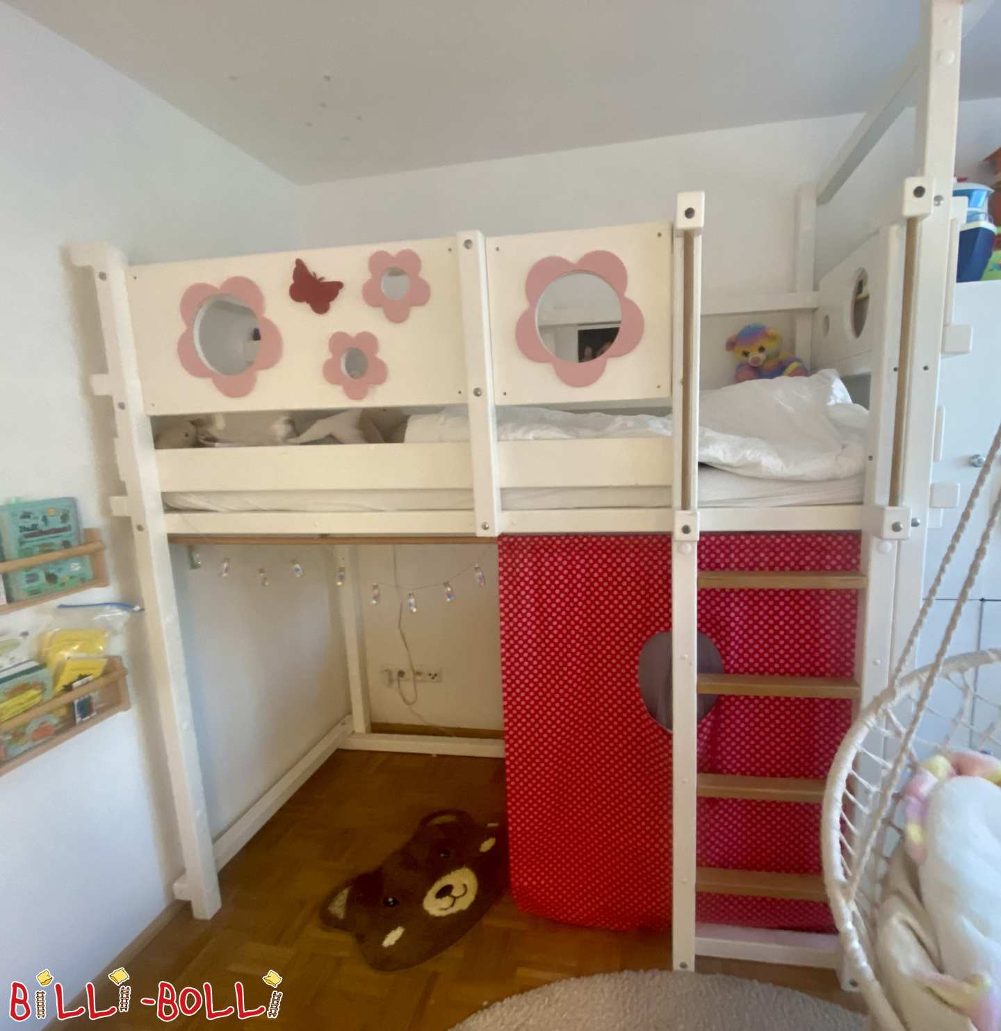Publicidade 6797: Cama alta de crescimento em faia lacada a branco com tábuas de flores e viga grua Cama alta de crescimento em faia lacada a branco com tábuas de flores e viga grua (Categoria: Cama alta que cresce com a criança usada)
