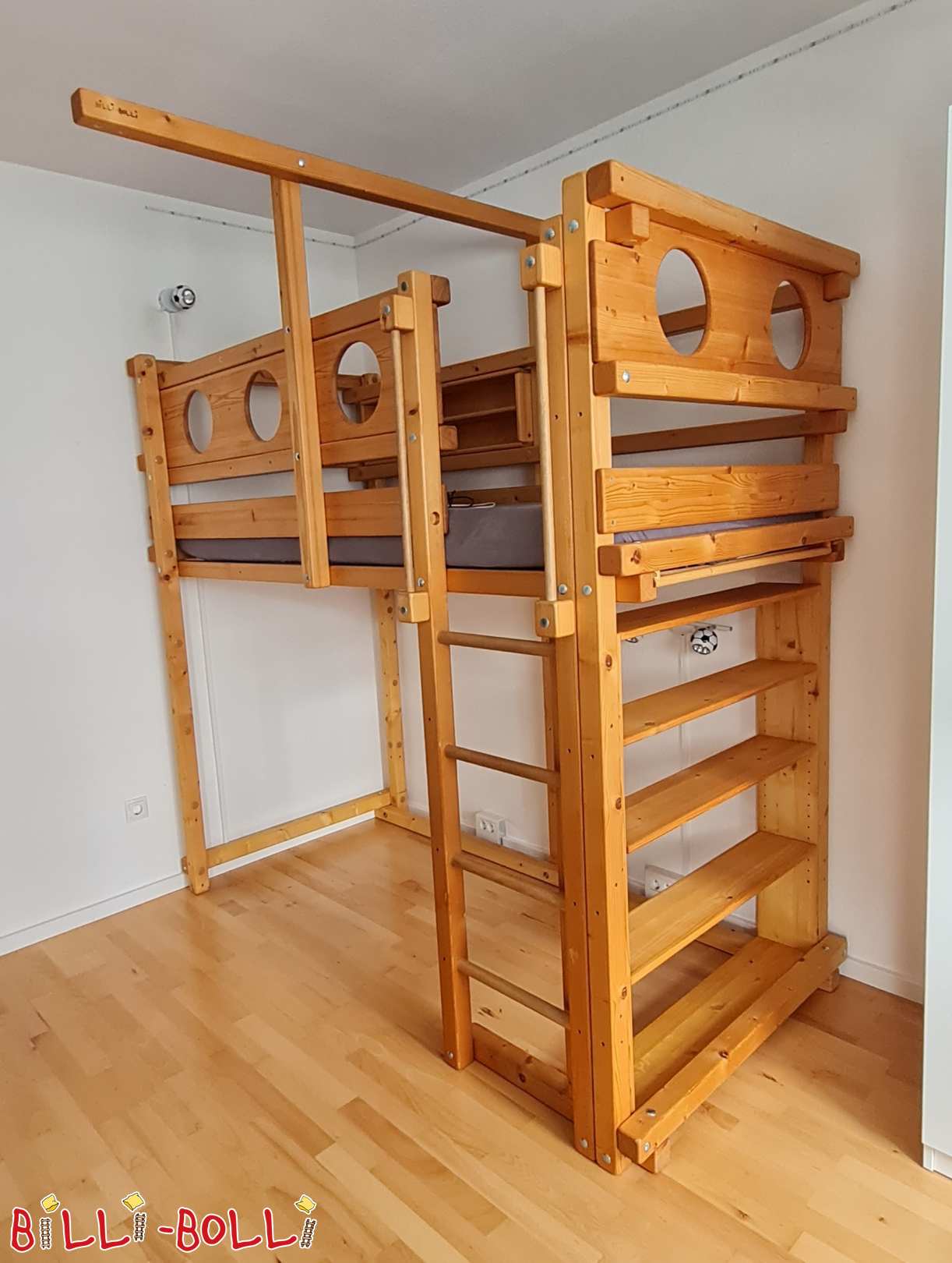 Crescendo loft cama abeto oleado com prateleiras (Categoria: Cama alta crescendo com a criança usada)