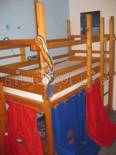 Loftová posteľ, ktorá rastie s dieťaťom, medovo sfarbená naolejovaná (Kategória: Použitá vysoká posteľ)