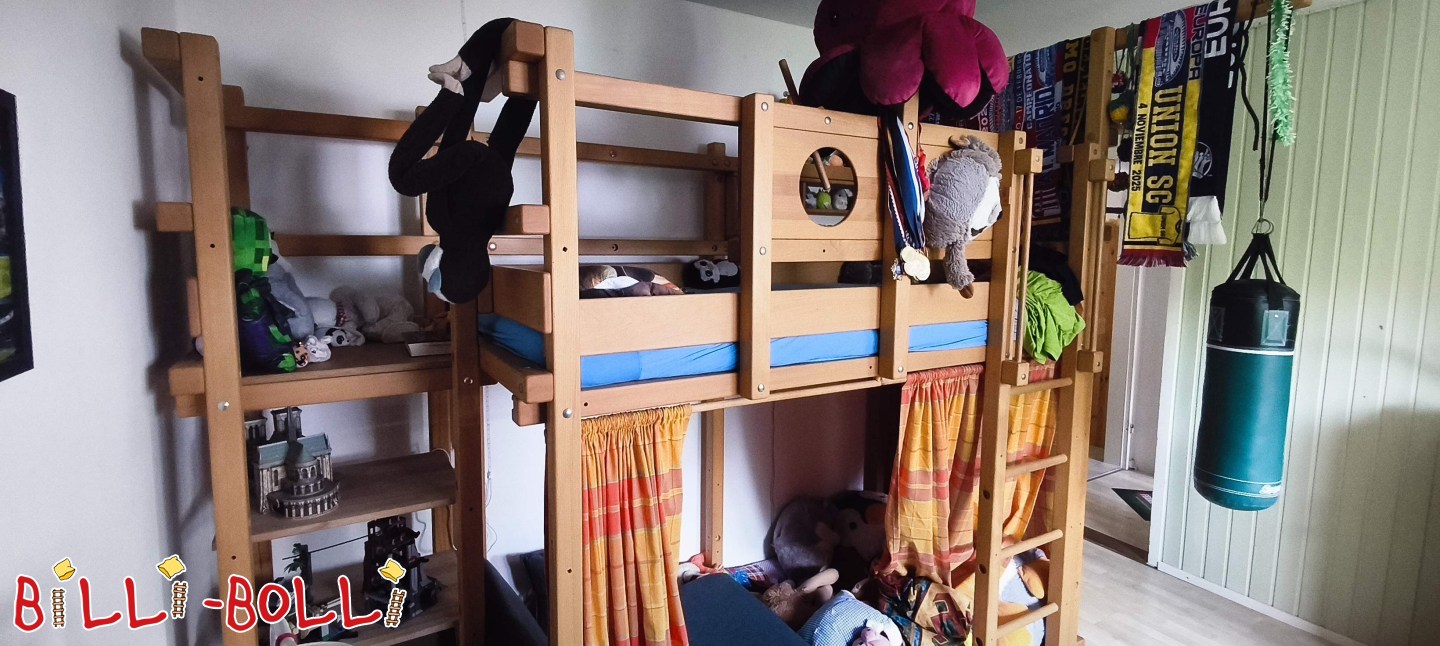 Reklamm 5760: Justéierbar Loftbett aus Buche mat enger Rutsch Justéierbar Loftbett aus Buche mat enger Rutsch (Kategorie: Loftbett mat Armaufleeën a Leeder, gebraucht)