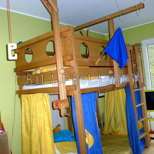 बीच में मचान बिस्तर जो बच्चे के साथ बढ़ता है (कोटि: मचान बिस्तर का इस्तेमाल किया)