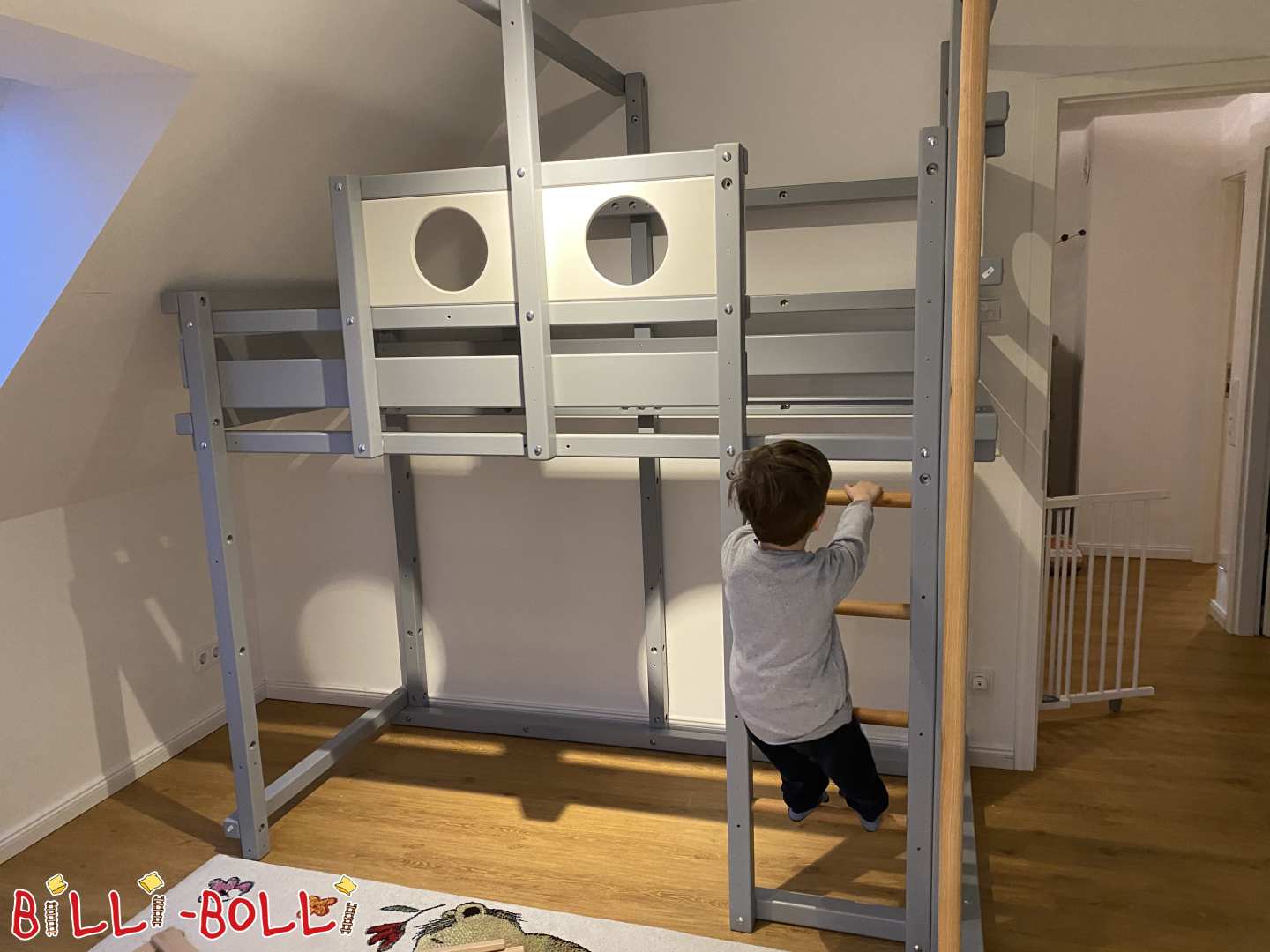 হামবুর্গে ধূসর রঙের উচ্চতা-সামঞ্জস্যযোগ্য লফট বিছানা এবং অগ্নিনির্বাপকদের খুঁটি (বিভাগ: মাচা বিছানা আপনার সাথে বৃদ্ধি ব্যবহৃত)