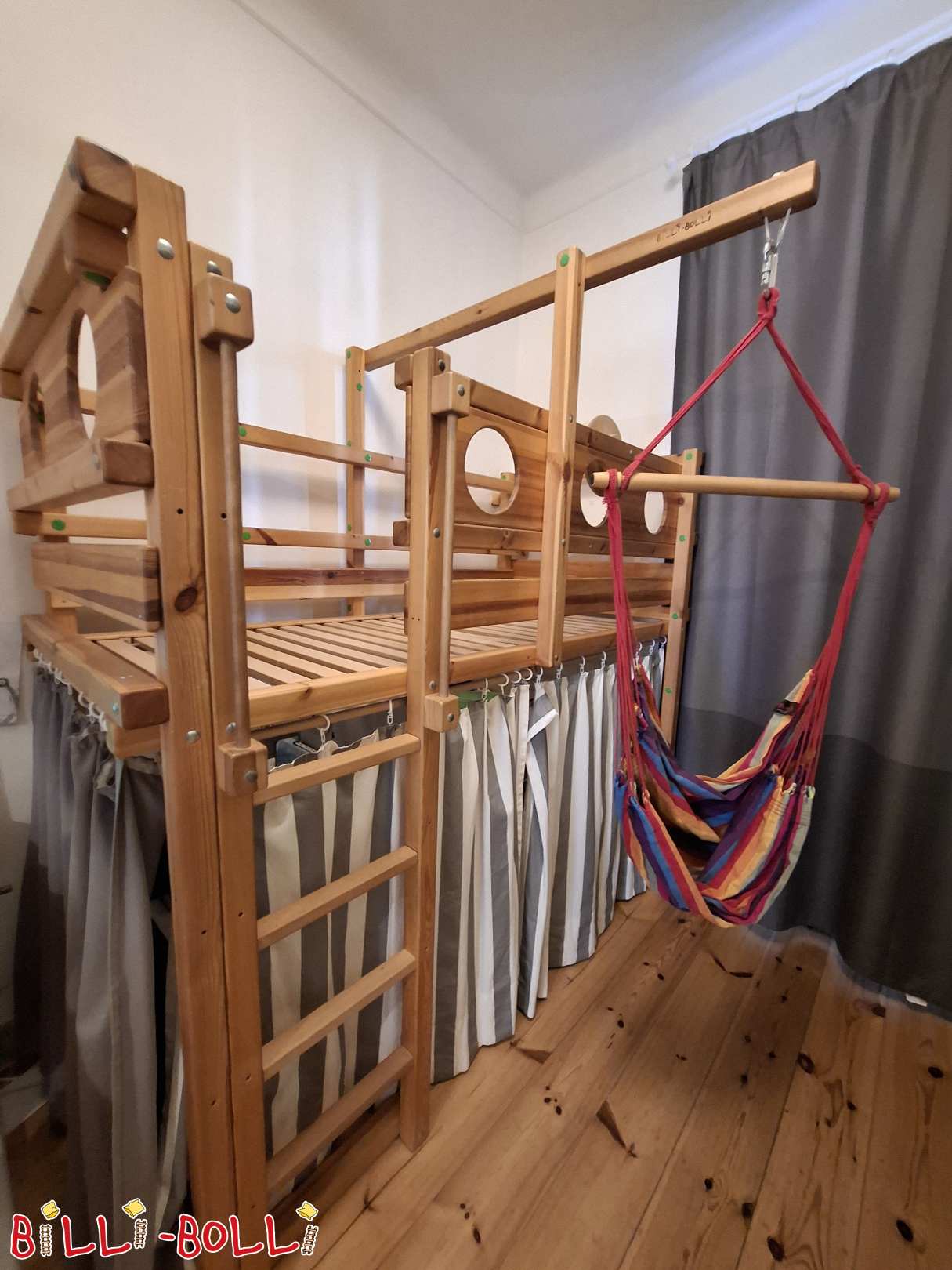 Charlottenburgissa sijaitseva mäntyinen parvisänky (90x200 cm), joka kasvaa lapsen mukana. (Luokka: Lapsen mukana kasvava parvisänky käytettynä)