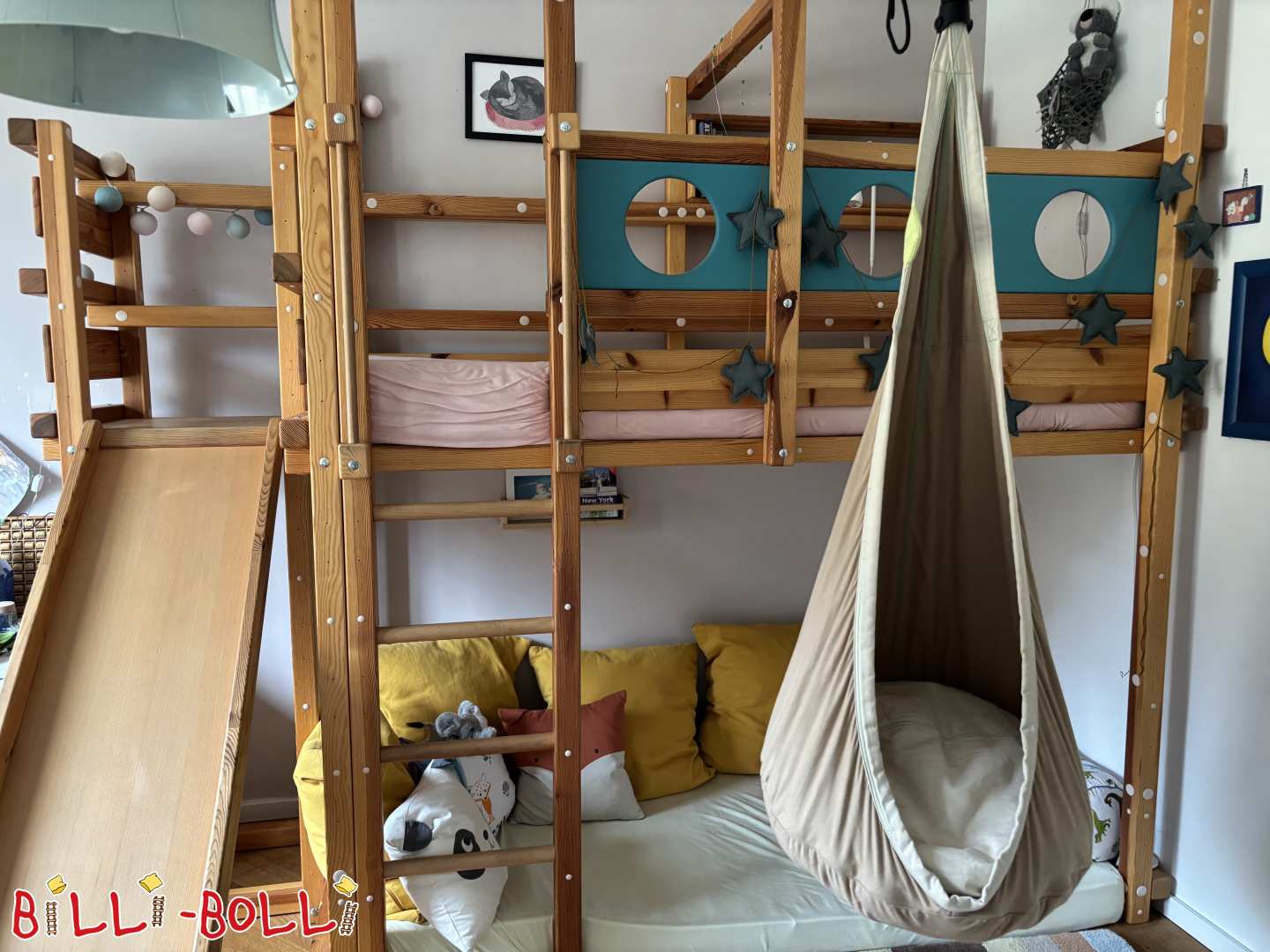 પીરોજ પોર્થોલ સાથે તેલયુક્ત પાઈનમાં ઉગાડતા લોફ્ટ બેડ (શ્રેણી: લોફ્ટ બેડ તમારી નીચે)