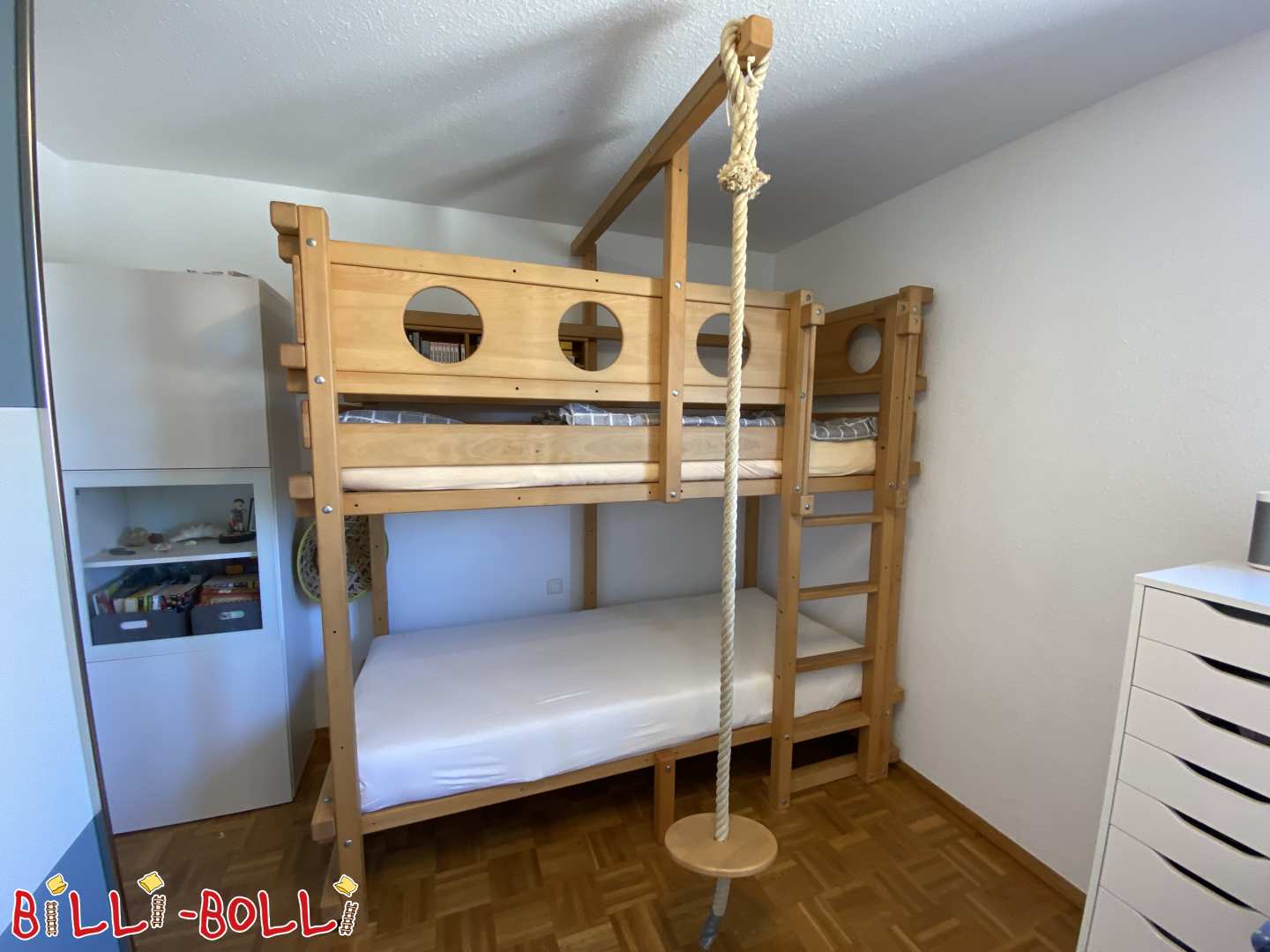 मचान बिस्तर जो बच्चे के साथ बढ़ता है जिसमें एक चारपाई बिस्तर और विभिन्न अतिरिक्त में रूपांतरण सेट होता है (श्रेणी: मचान बिस्तर जो बच्चे के साथ बढ़ता है प्रयुक्त)