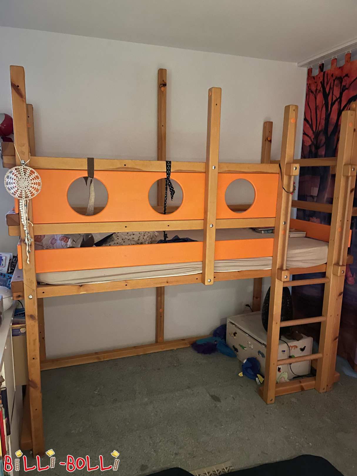 Rastući krevet u potkrovlju, podmazan borom, s nagnutim ljestvama (Kategorija: Krevet u potkrovlju raste s djetetom used)