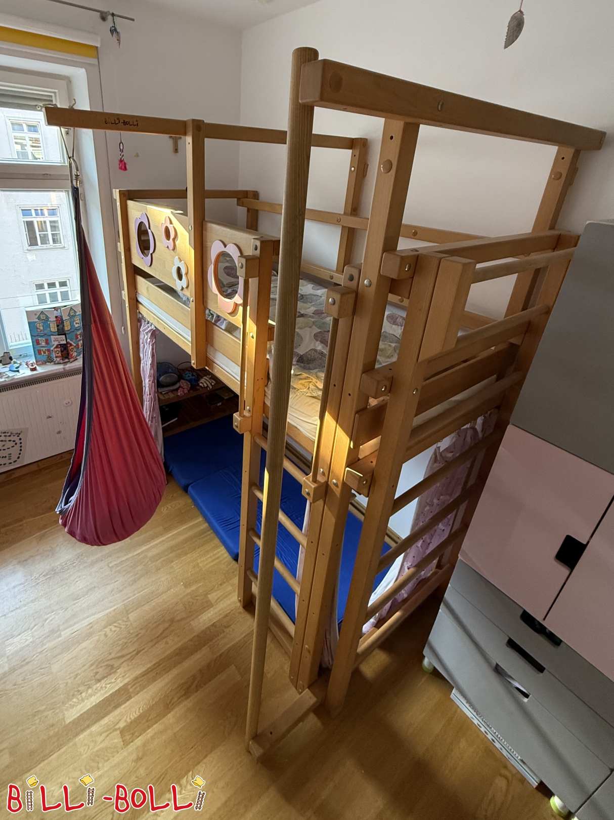 Büyümeyle birlikte uzayan, çiçek temalı, yağlı-cilalı kayın ağacından yüksek yatak (Kategori: Çocukla birlikte büyüyen yüksek yatak kullanılmış)