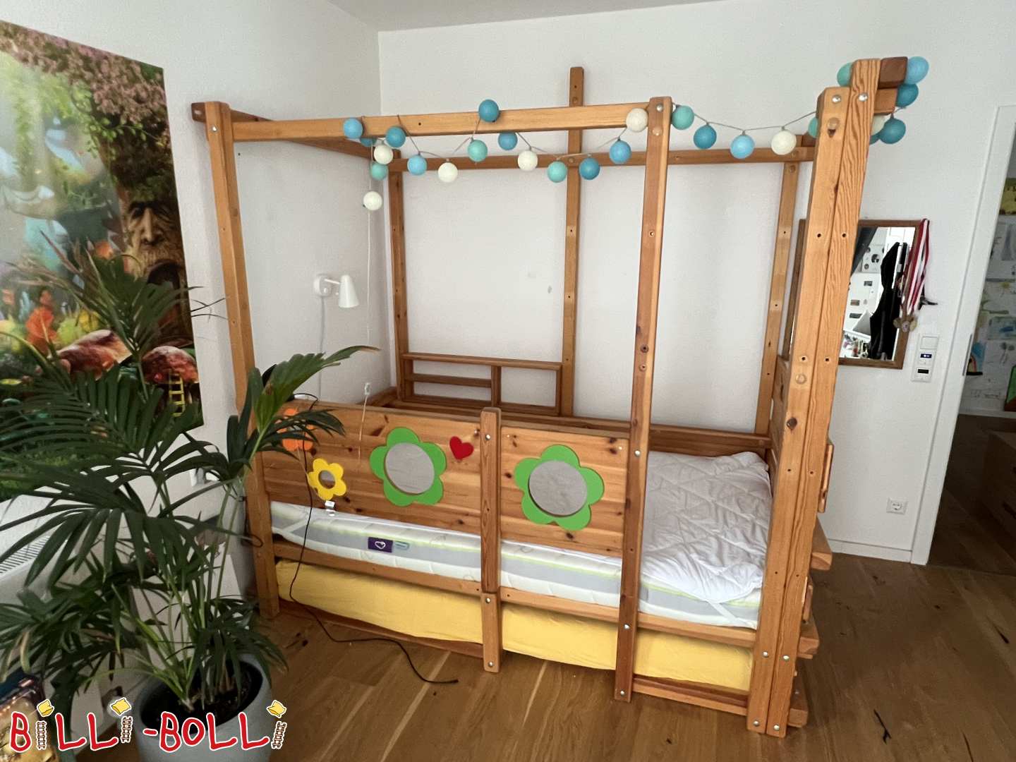 Letto a soppalco in crescita con assi a tema floreale in pino oliato (Categoria: Letto a soppalco trasformabile di seconda mano)