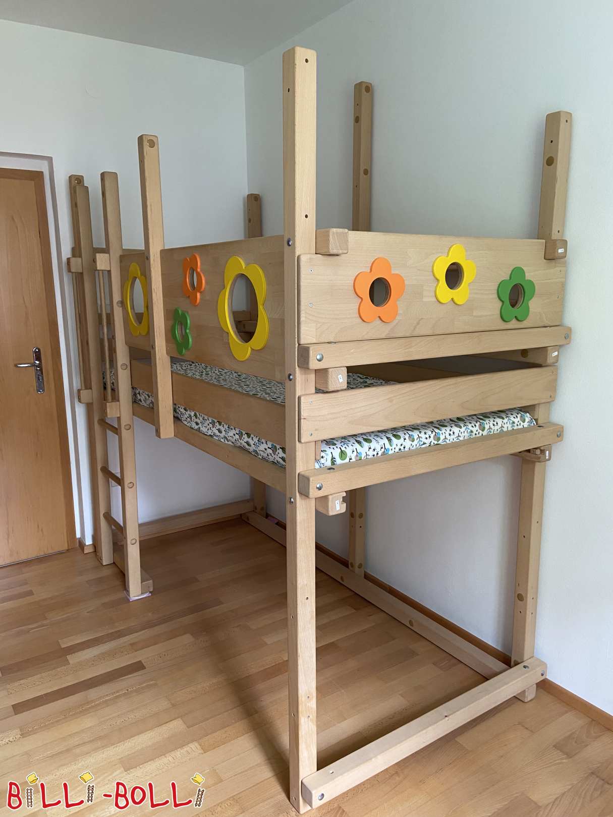 Łóżko na poddaszu, które rośnie wraz z dzieckiem, z deskami w kwiaty i małą półką na łóżko (Kategoria: Łóżko na antresoli rosnące wraz z dzieckiem używane)