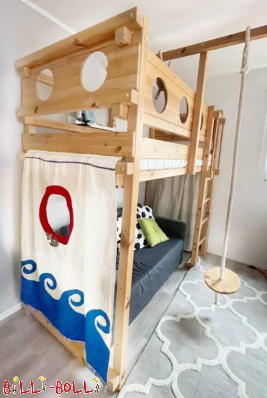Podstrešna postelja s porthole ploščami in gugalnico, vrhunsko stanje (Category: Podstrešna postelja, ki raste z otrokom used)