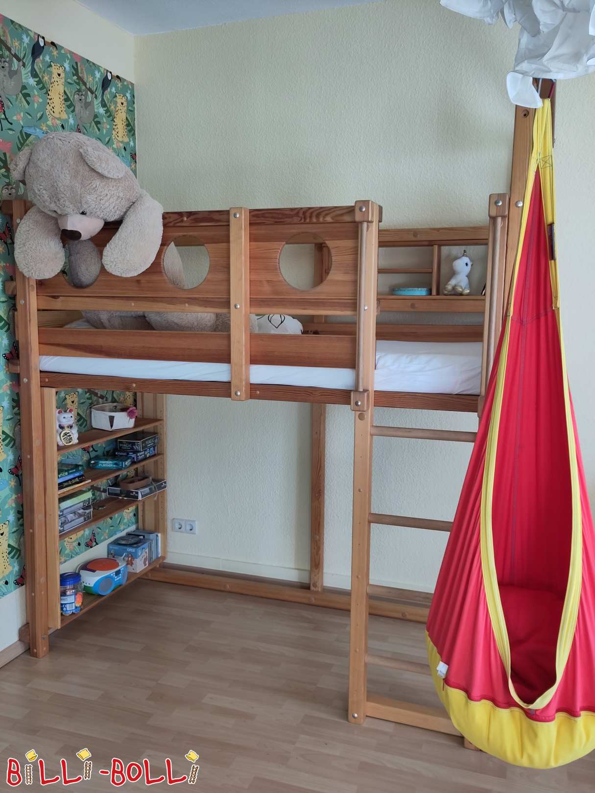 Loftová posteľ, ktorá rastie s dieťaťom s okennými doskami a dvoma policami (Kategória: Vysoká posteľ rastúca s dieťaťom used)