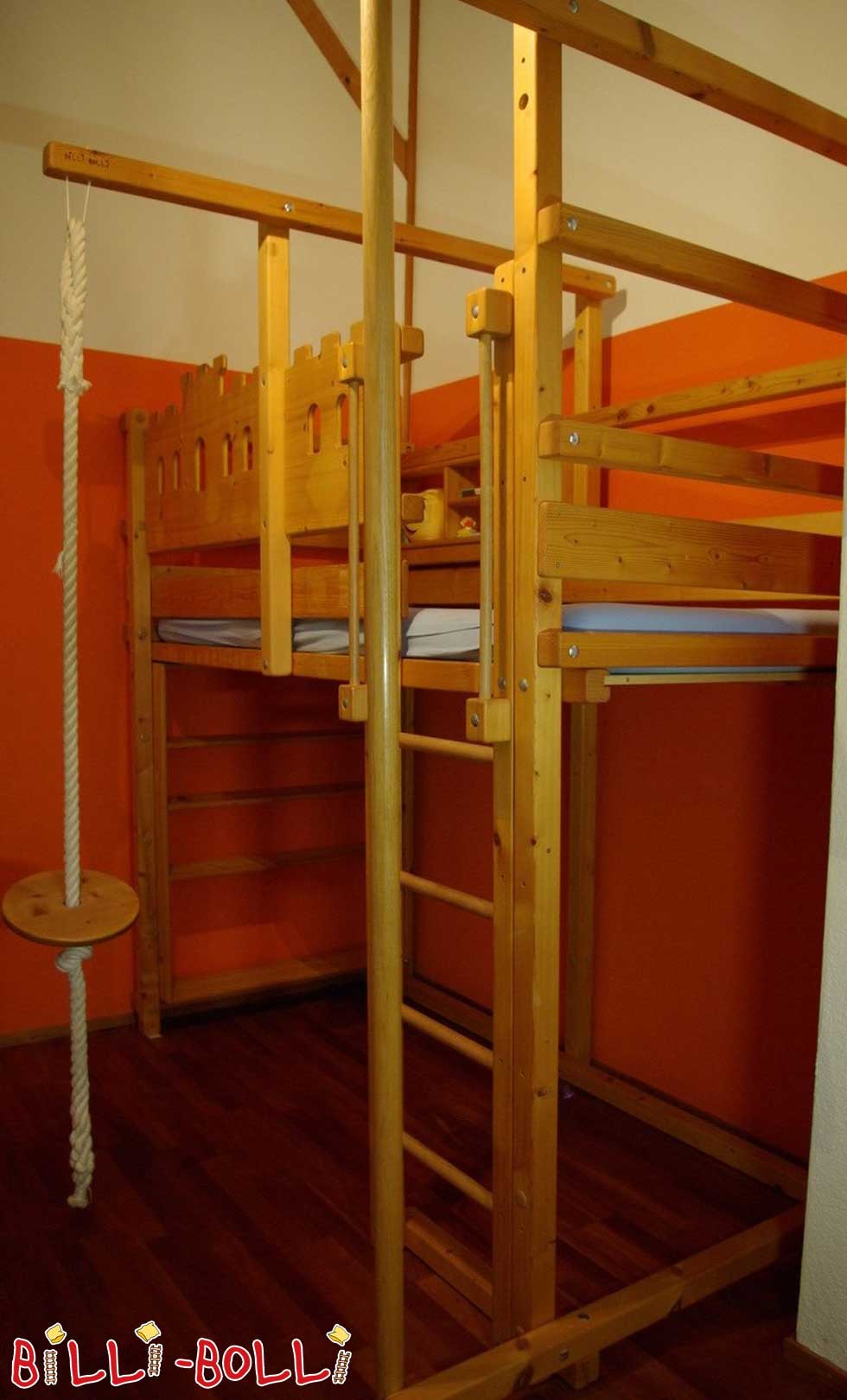 Voksende loftseng med brannvesenets stolpe og ridderslottdekorasjon (Kategori: Loftseng brukt)