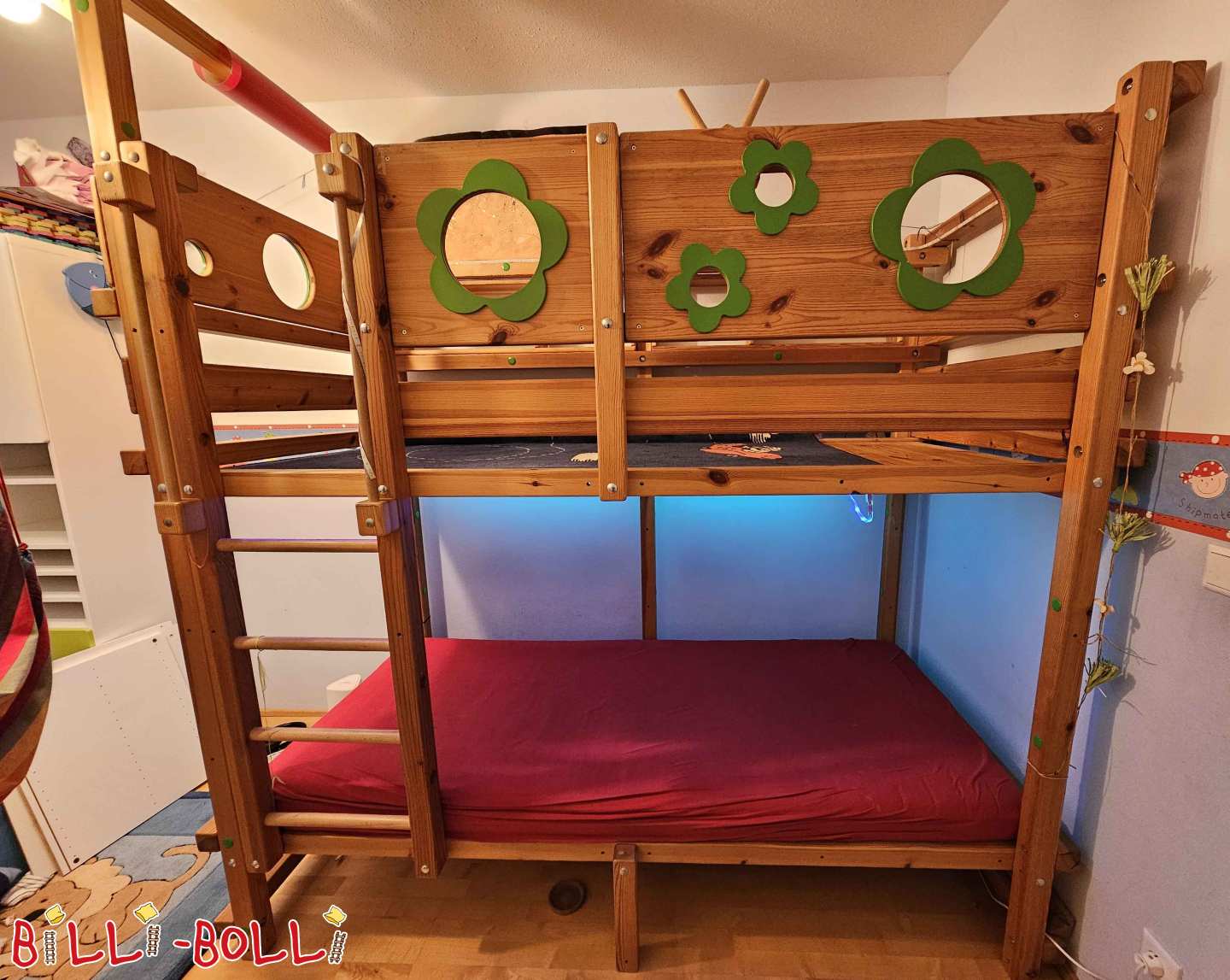 Podkrovní postel, která roste s dítětem, se zelenými deskami s květinovou tématikou (Kategorie: Podkrovní postel roste s dítětem použité)