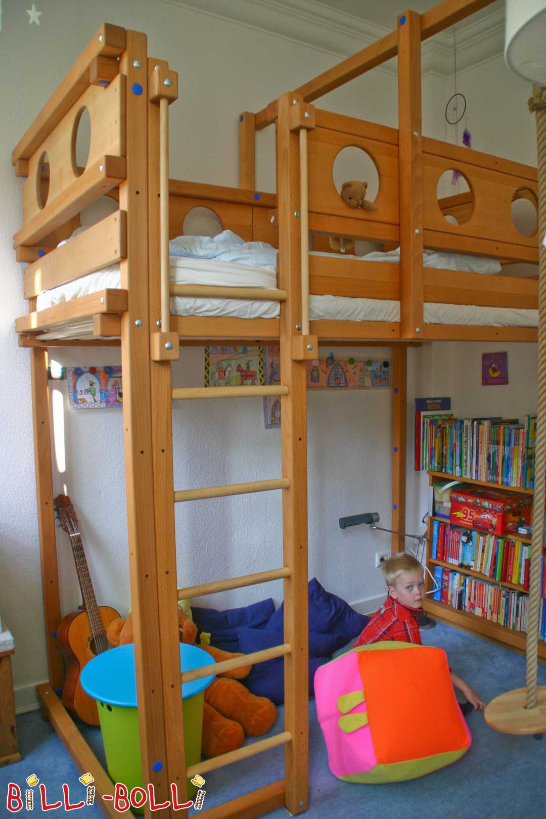 Loftbett dat mam Kand wiisst an en héije Fallschutz op enger Installatiounshéicht vu 6 huet (Kategorie: Loft Bett néideg)