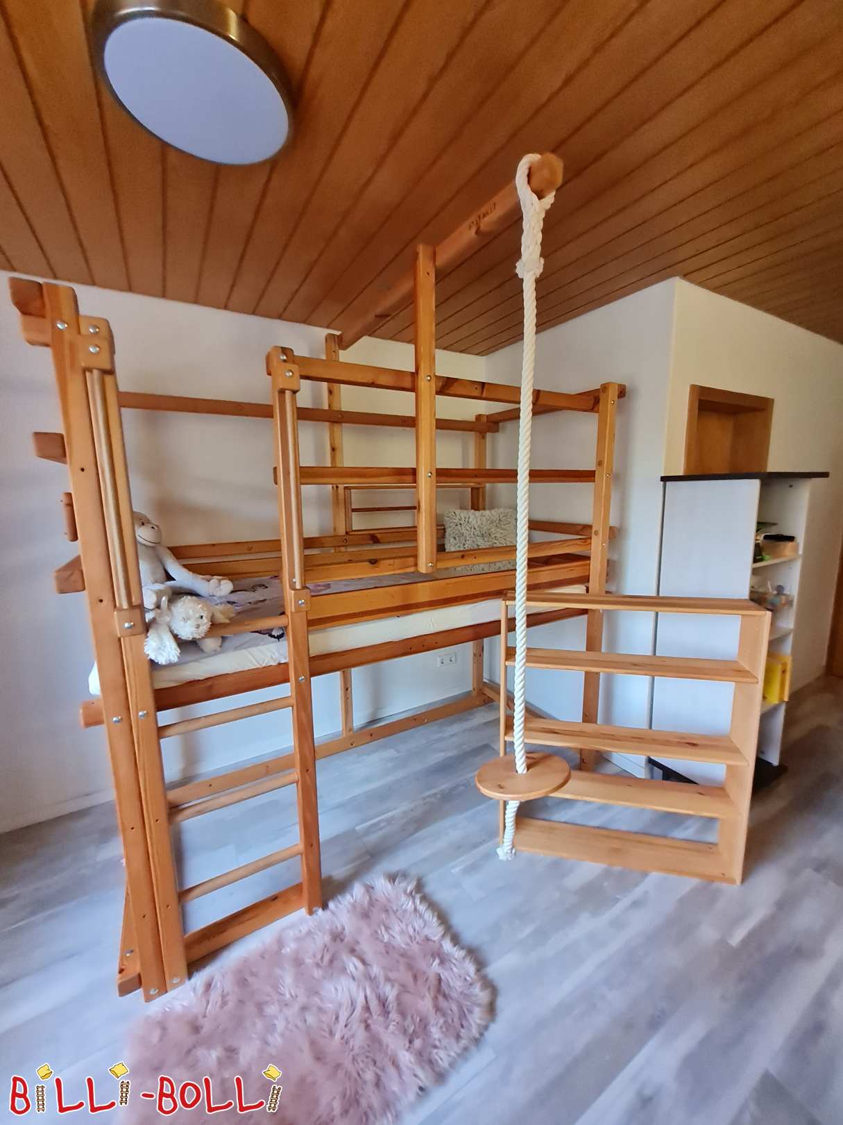 Növekvő tetőtéri ágy kis és nagy polccal és hintával (Kategória: Tetőtéri ágy nő a gyermekkel használt)