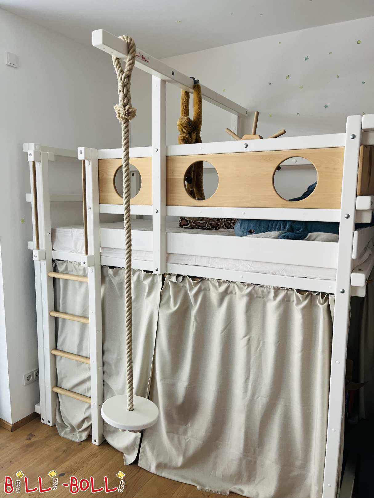 Krevet u potkrovlju s gusarskim ukrasom, bijeli lakirani/prirodna bukva (Kategorija: Krevet u potkrovlju raste s djetetom used)