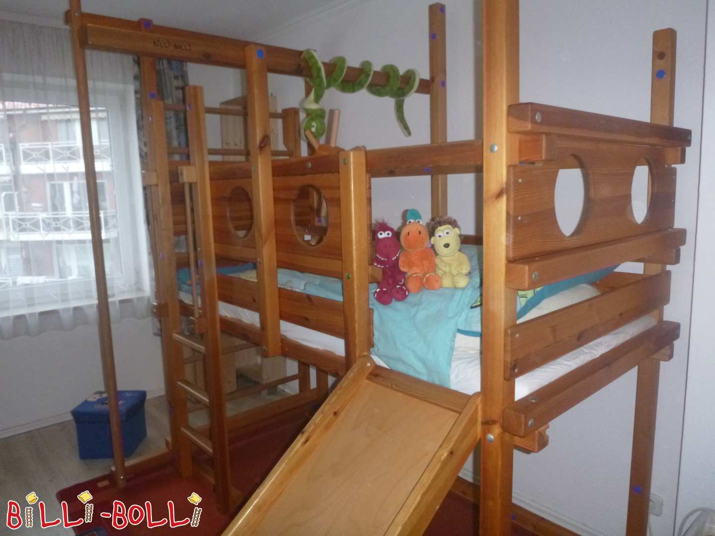 Augoša bēniņu gulta ar slidkalniņu, ugunsdzēsēju stabu un sienas stieņiem (Kategorija: Bēniņu gulta, kas aug kopā ar bērnu lietotu)