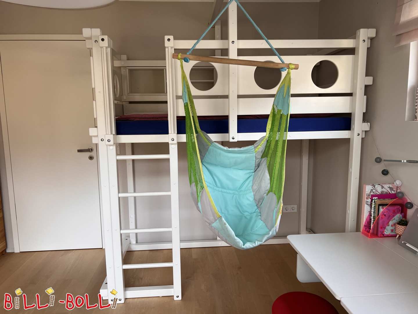 Rastúca podkrovná posteľ s hojdačkou a vstavanou policou - natretá bielou farbou (Kategória: Vysoká posteľ rastúca s dieťaťom used)