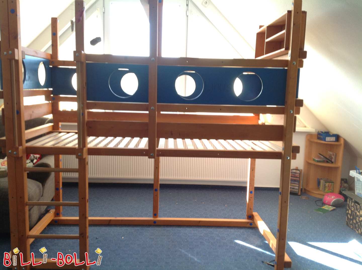 Rostoucí půdní postel s jeřábem, houpací deskou a smrkovou policí (Kategorie: Podkrovní postel roste s dítětem použité)