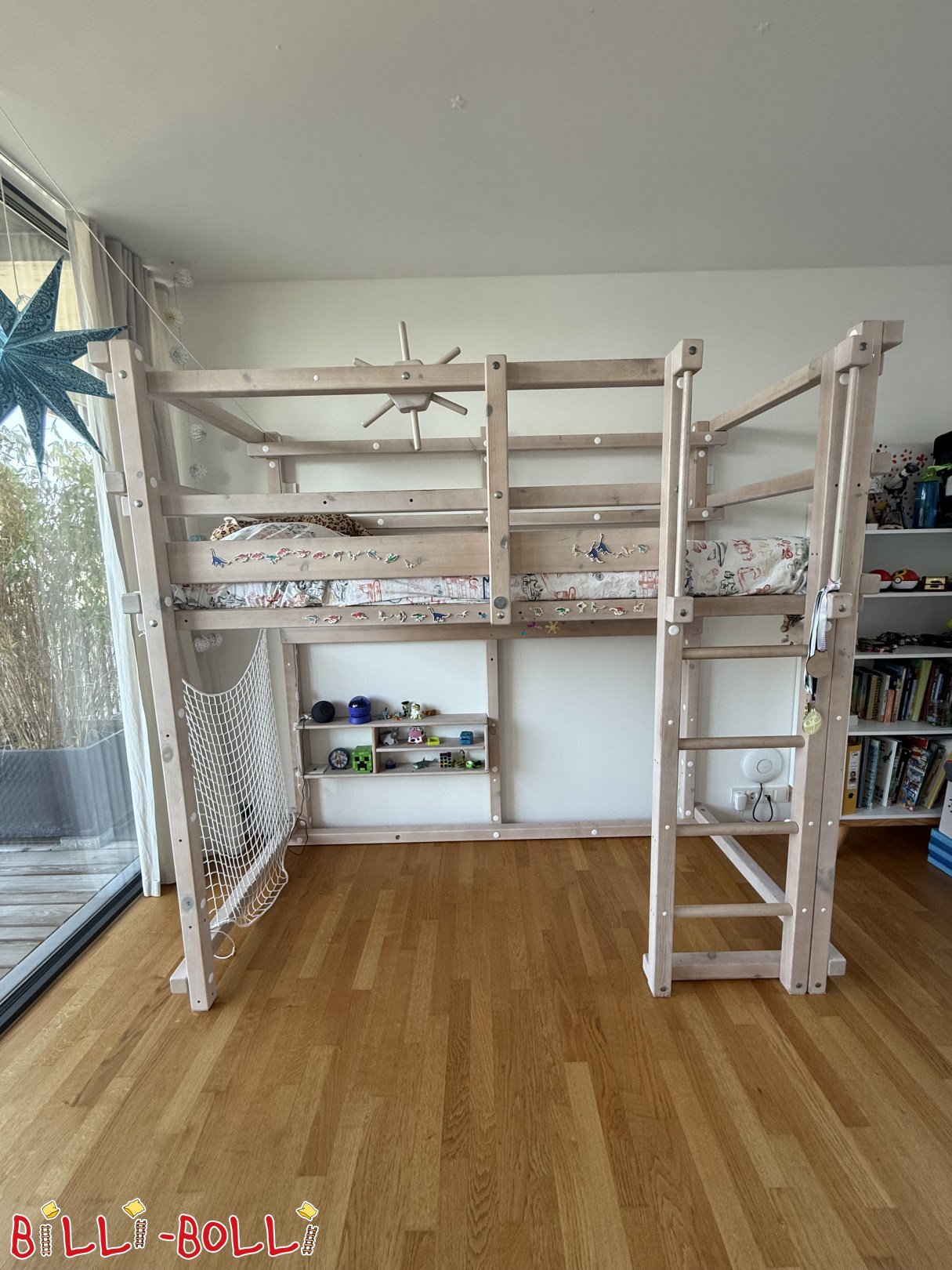 Reklamm 5732: Héichtastellbar Loftbett mat Lenkrad a Regal, aus Fichte, lackéiert wäiss Héichtastellbar Loftbett mat Lenkrad a Regal, aus Fichte, lackéiert wäiss (Kategorie: Loftbett mat Armaufleeën a Leeder, gebraucht)