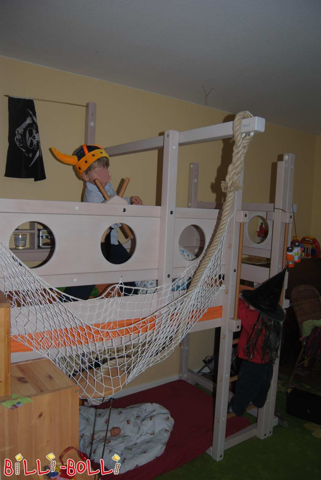 Loft cama pirata edição faia vidrada branca que cresce com a criança (Categoria: Cama alta crescendo com a criança usada)