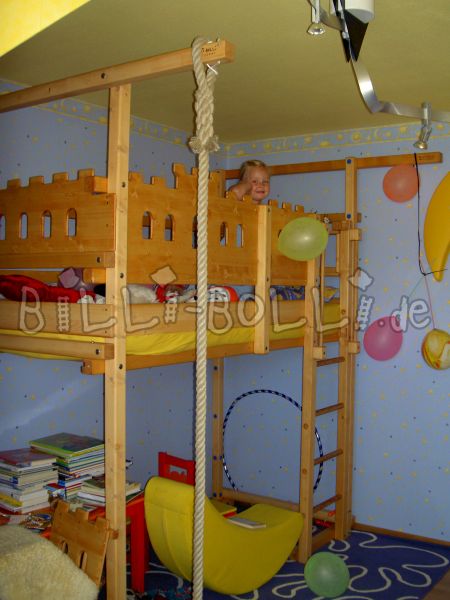Bēniņu gulta, kas aug kopā ar bērnu (Kategorija: Izmantota bēniņu gulta)