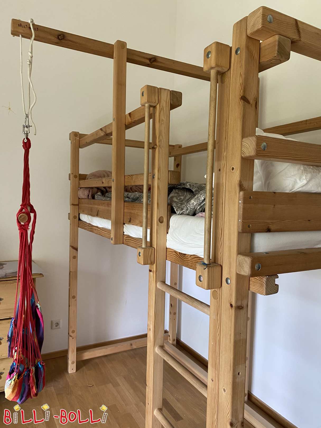 Rostoucí podkrovní postel s visutou houpačkou, přírodní borovice, Ludwigsburg (Kategorie: Půdní postele, které se používají s dítětem)