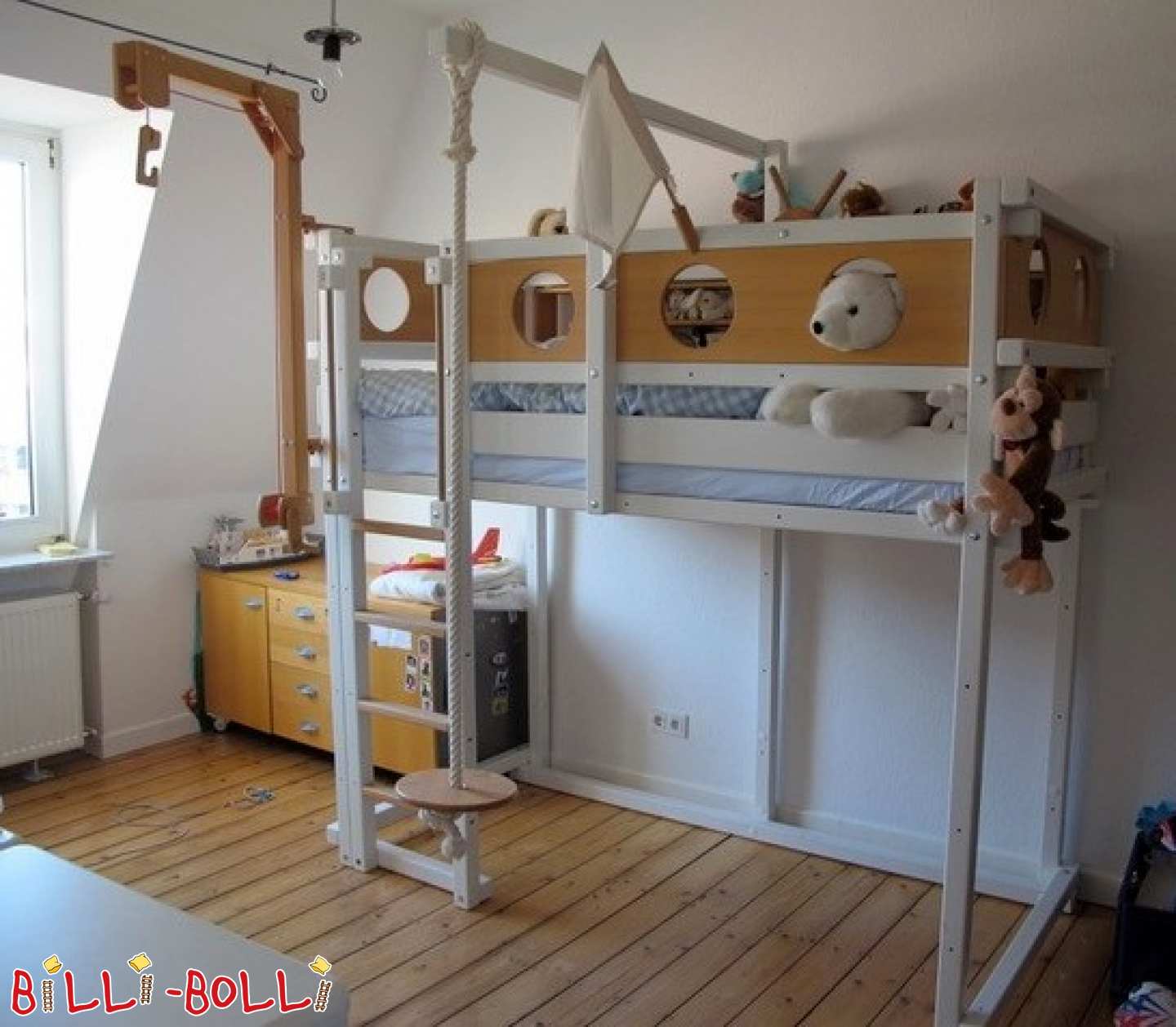 Llit tipus loft pirata, pintat de blanc, Frankfurt am Main. (Categoria: Llit altell utilitzat)