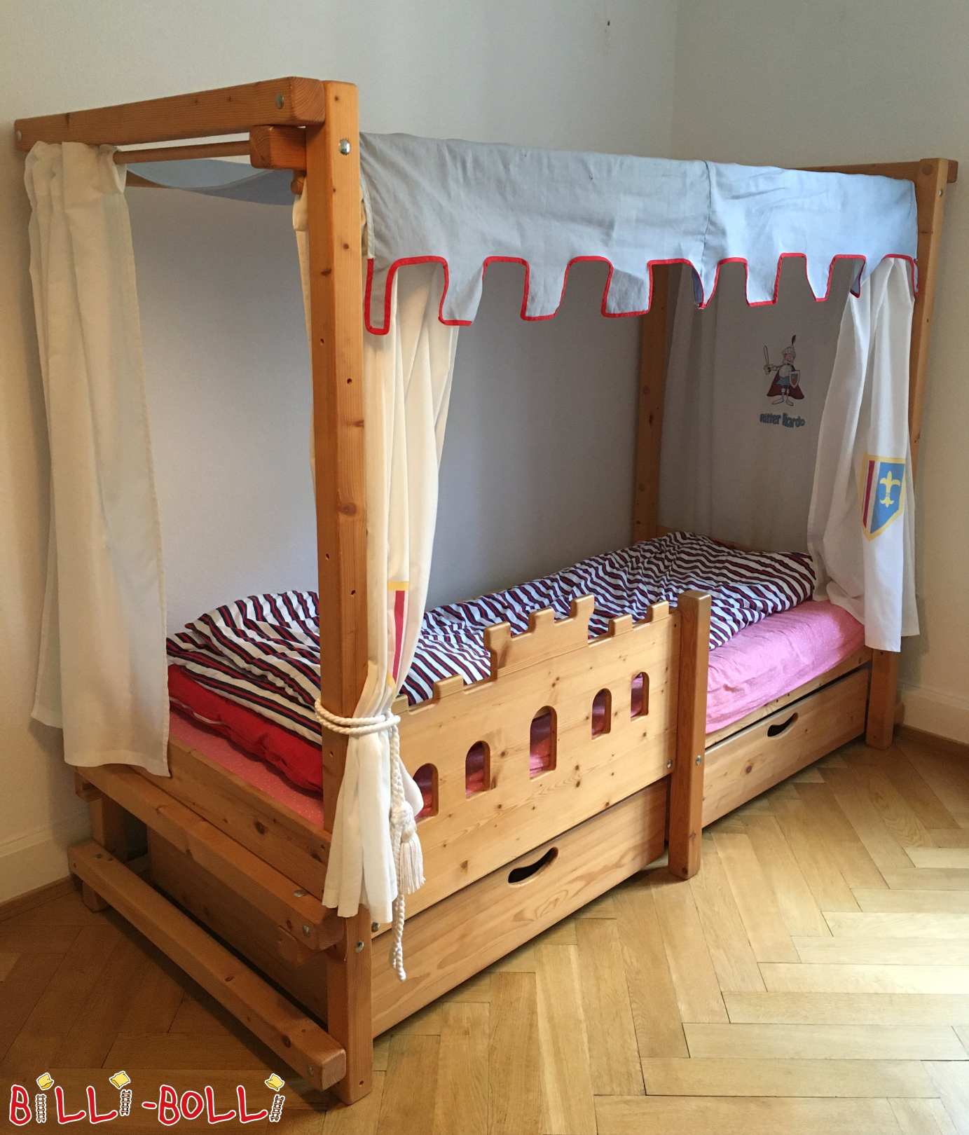 Bruņinieku pils četrvietīgā gulta Bāzelē (Kategorija: Izmantotās bērnu mēbeles)