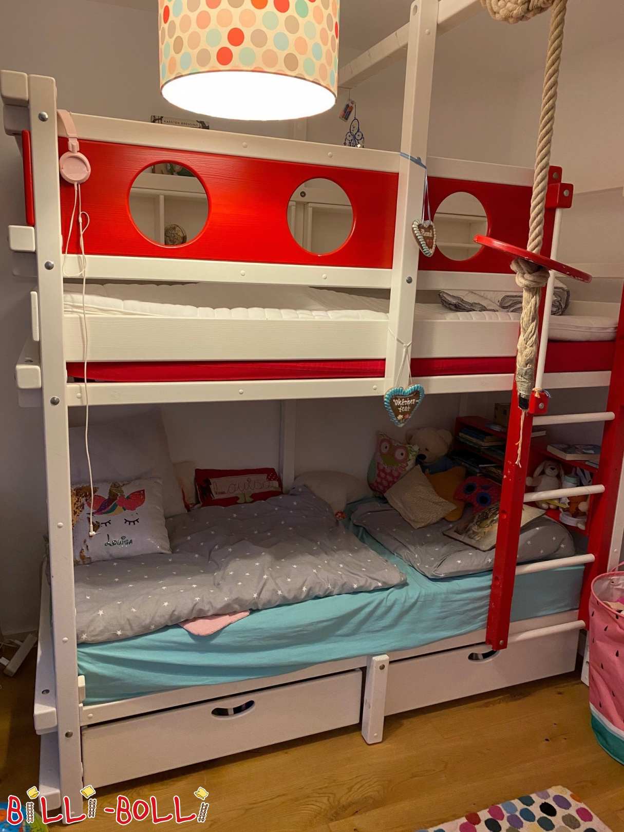 سرير بطابقين باللونين الأحمر والأبيض مع بوابات للأطفال في أنزينغ (باب: سرير بطابقين مستعمل)