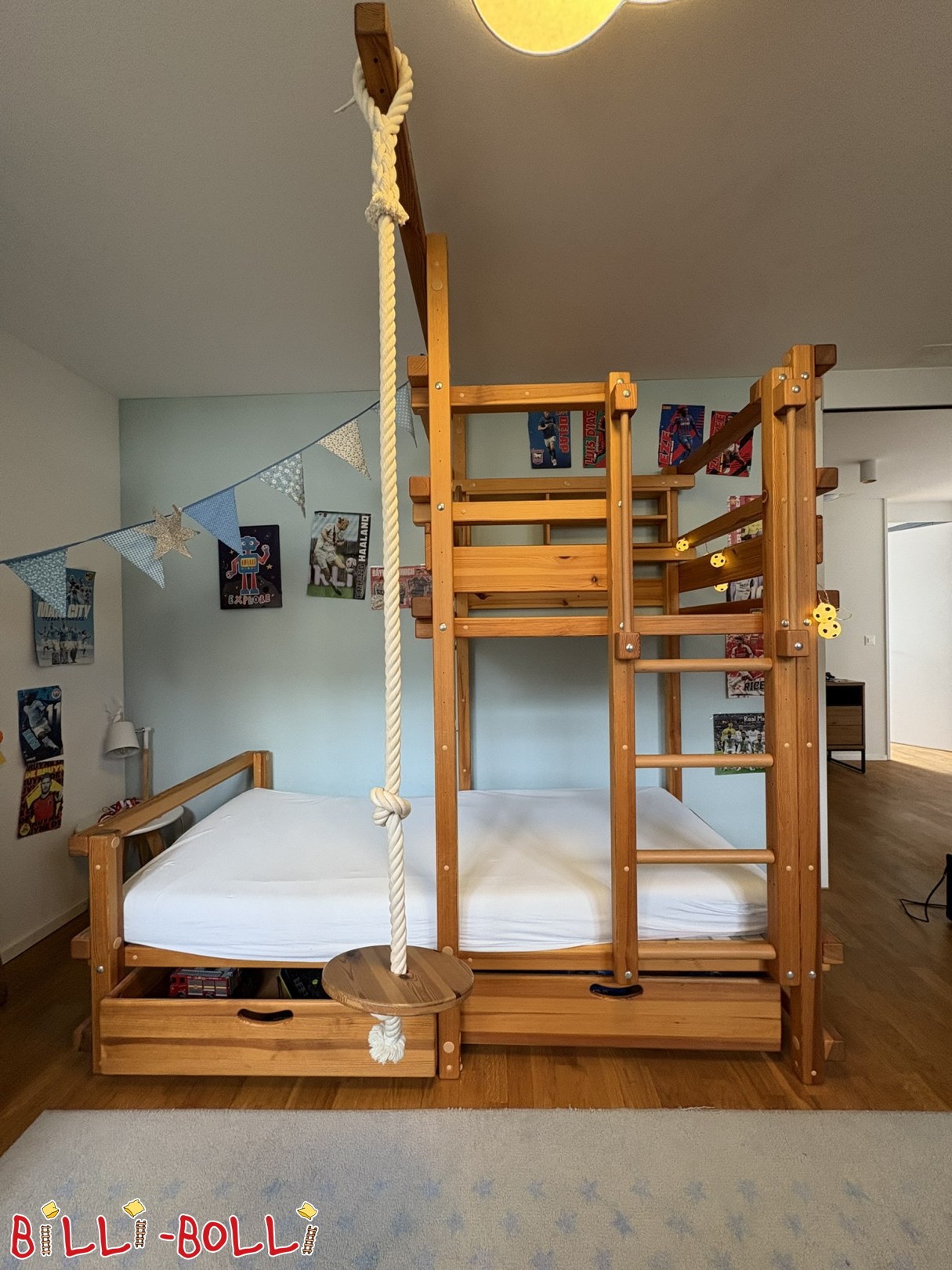 Szwajcaria: Łóżko z pochyłym dachem z belką bujaną i wieloma akcesoriami (Kategoria: Łóżko pod skos dachu używane)