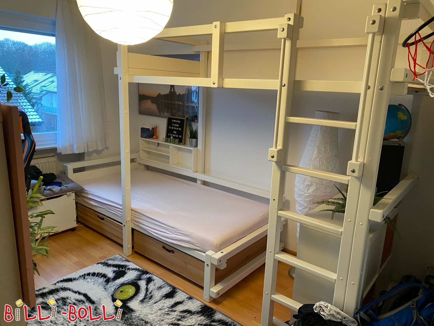 Sāniski nobīdīta divstāvu gulta priedē, balta lakota (Kategorija: Izmantota bēniņu gulta)