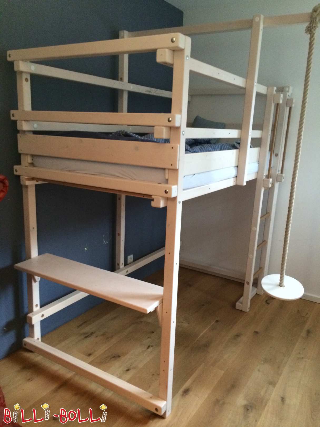 Двухъярусная кровать со смещением вбок, белая глазурь, 100x200 см с качелями (Категория: Двухъярусная кровать со смещением б/у)