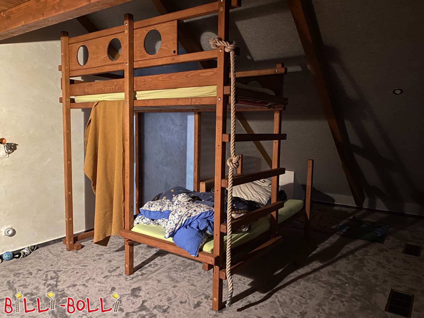 Stapelbed boven hoek beuken geglazuurd in teakhout met veel accessoires (Categorie: Over hoek stapelbed gebruikt)