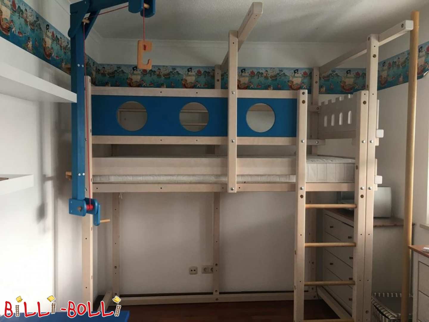 Biało-niebieskie przeszklone łóżko na poddaszu ze słupem strażackim (Kategoria: Używane łóżko na poddaszu)