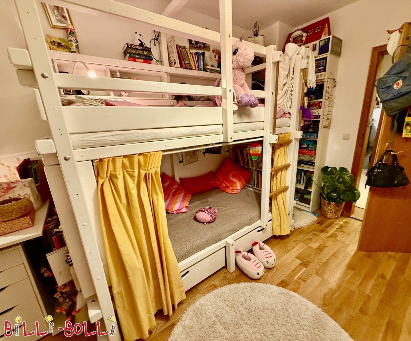 Litera lacada en branco (90x200) con 3 estanterías e 2 caixas para roupa de cama (Categoría: Leito apilable de segunda man)