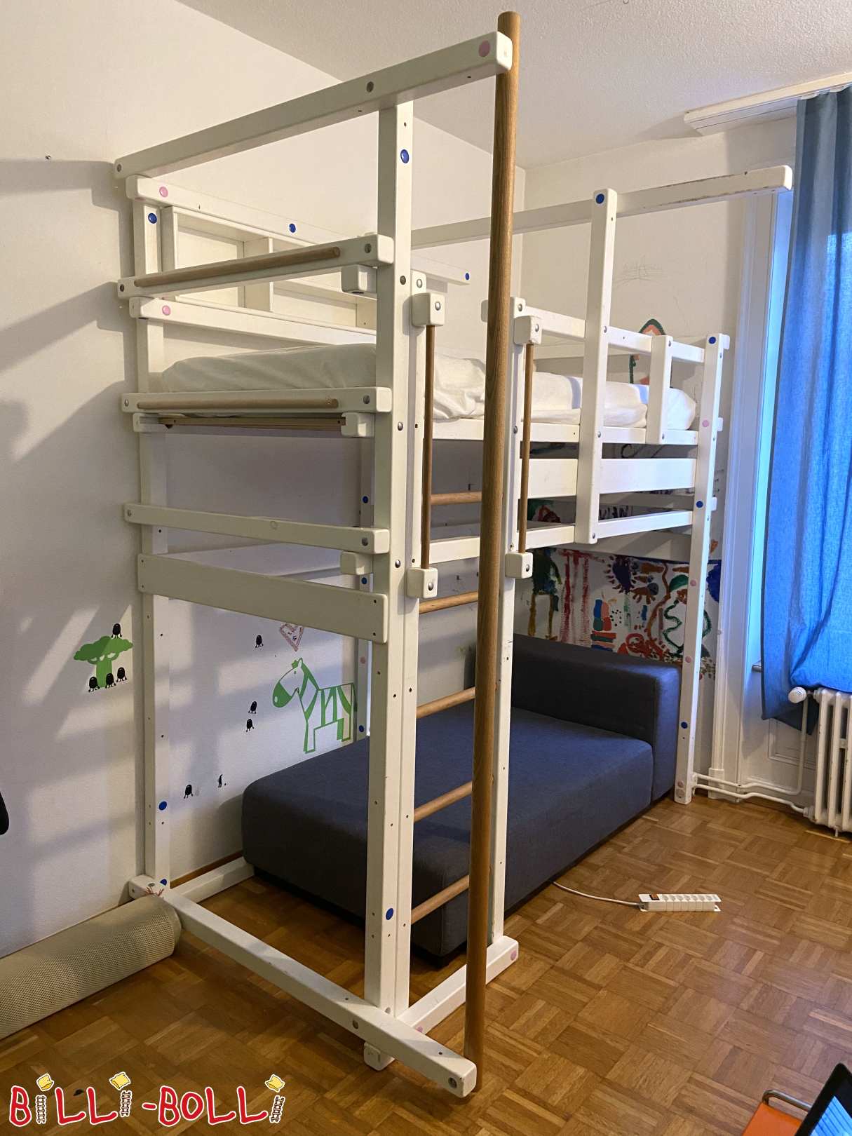 Letto a soppalco in pino laccato bianco con palo del fuoco a Zurigo (Categoria: letto a soppalco usato)